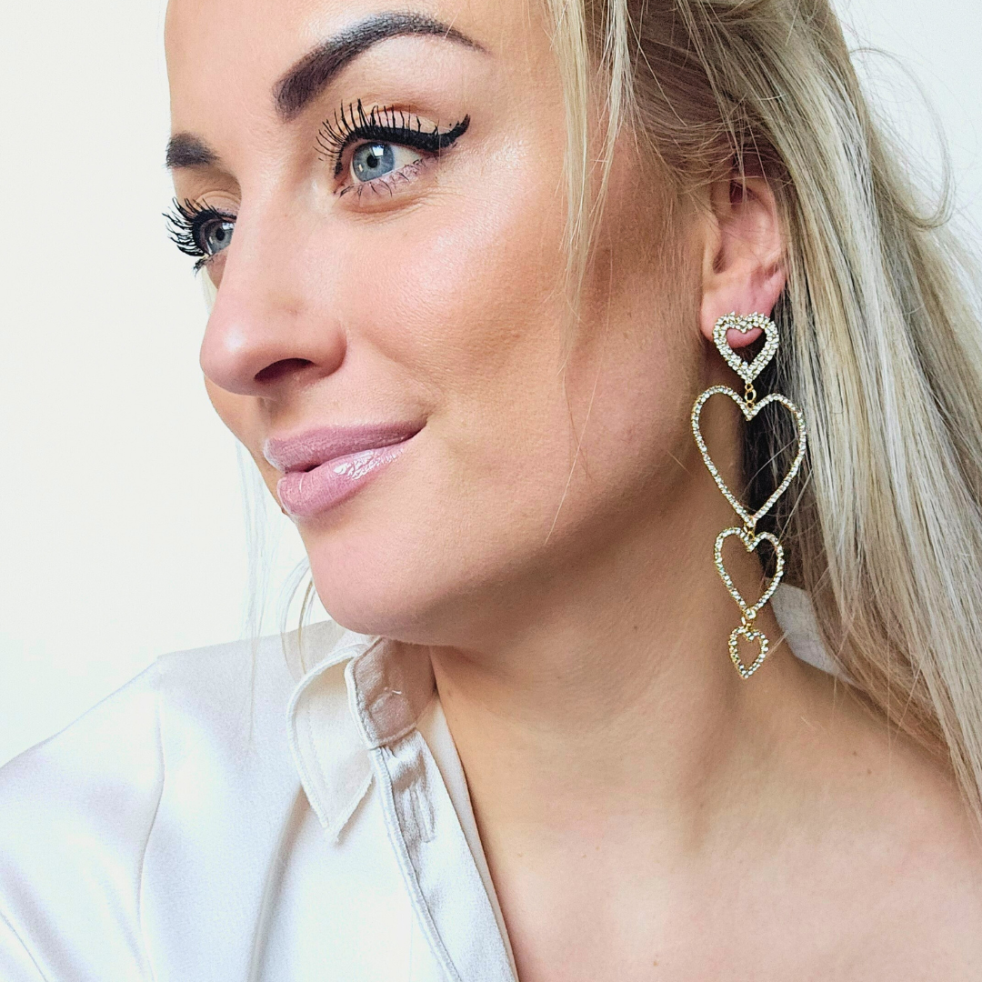 Goudkleurige hartjes oorbellen met stras steentjes