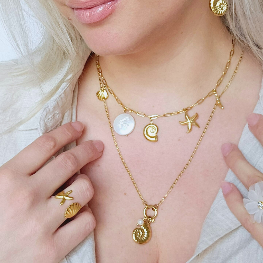 Gouden bedelketting met schelpjes