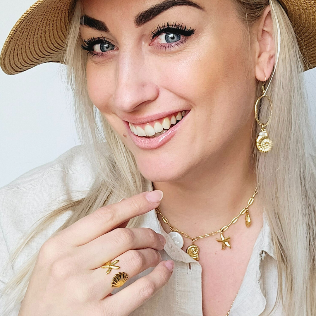 Gouden bedelketting met schelpjes
