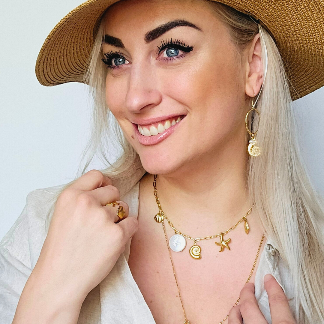 Gouden bedelketting met schelpjes