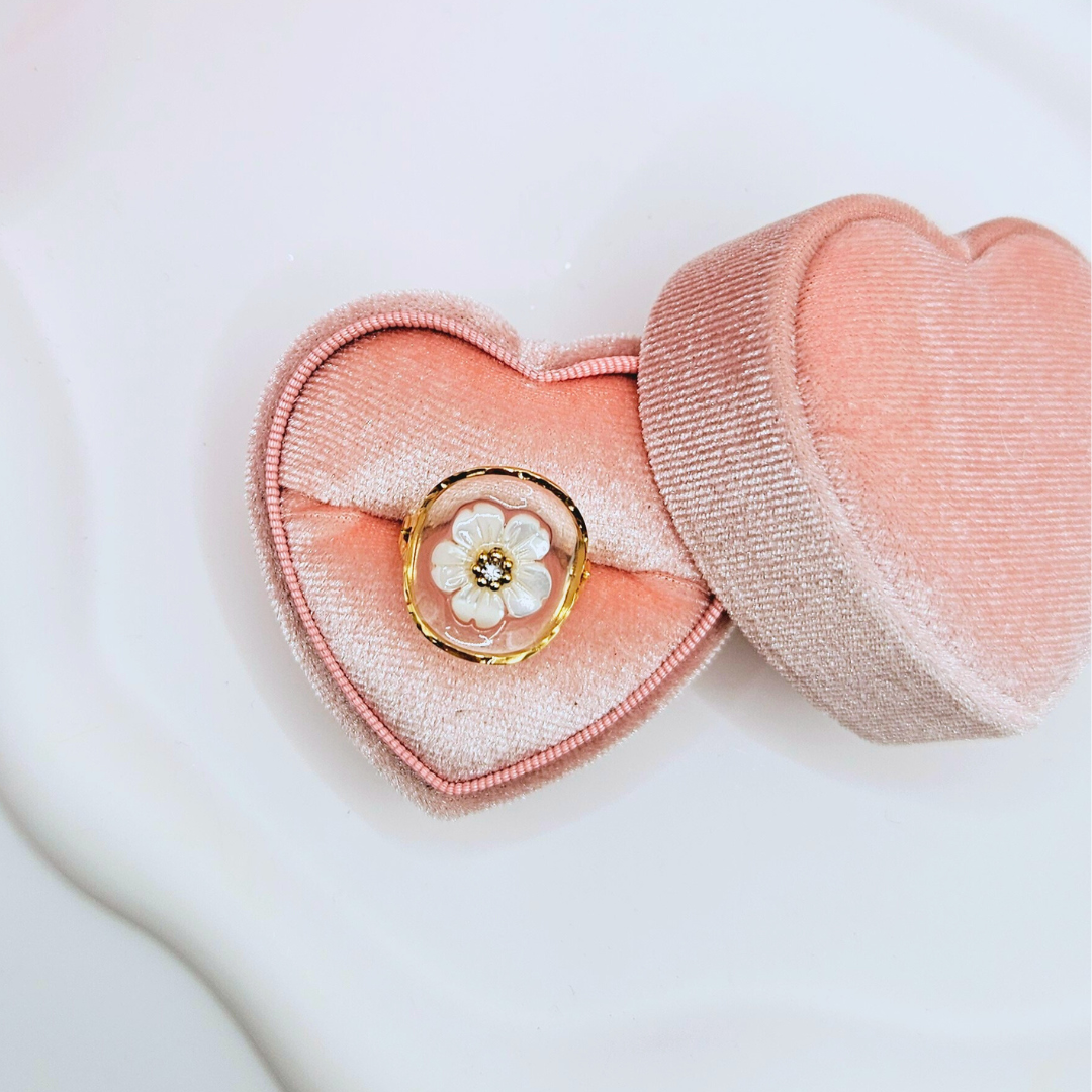 Gouden ring met bloem en steentje