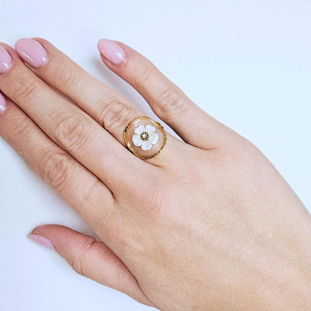 Gouden ring met bloem en steentje