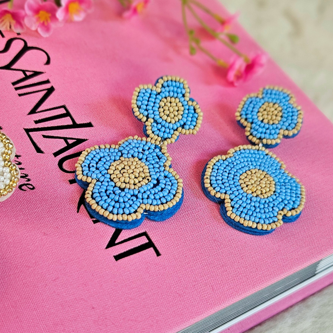 Blauwe bloem statement oorbellen