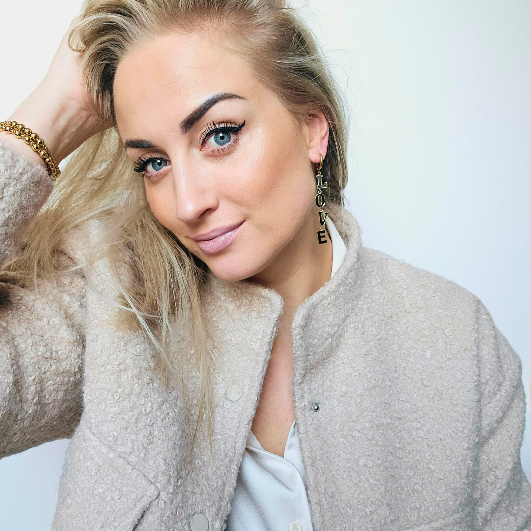 Zwart gouden LOVE oorbellen