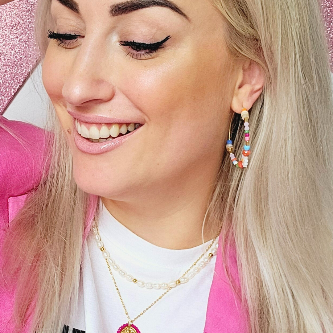 Oorbellen met gekleurde kralen