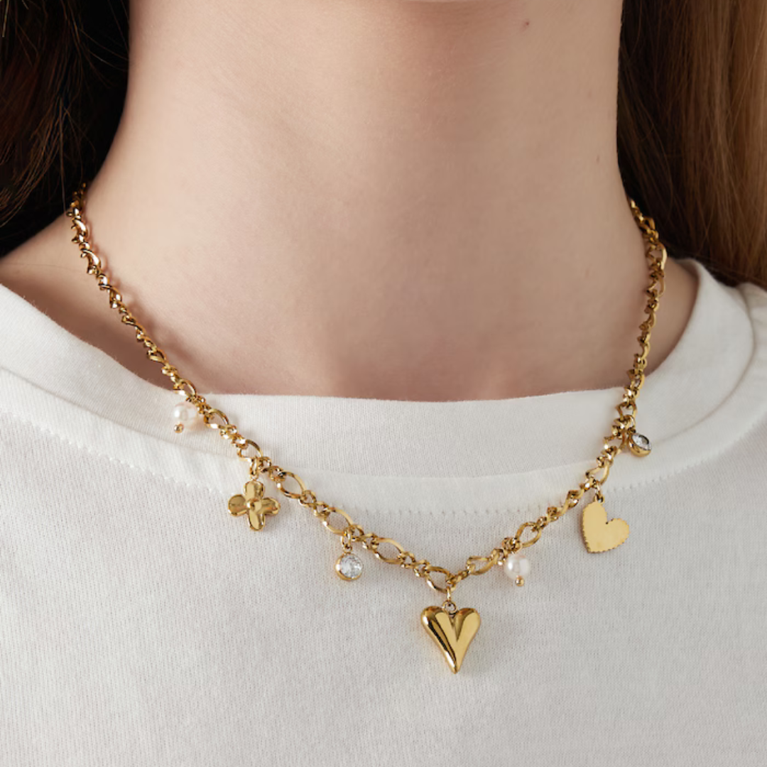 Gouden bedelketting hartjes parels
