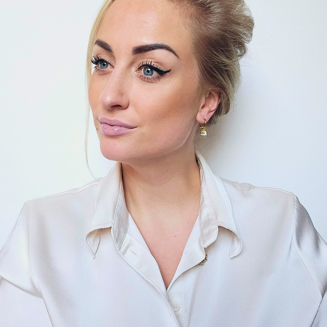 Gouden oorbellen met bedeltjes en parels