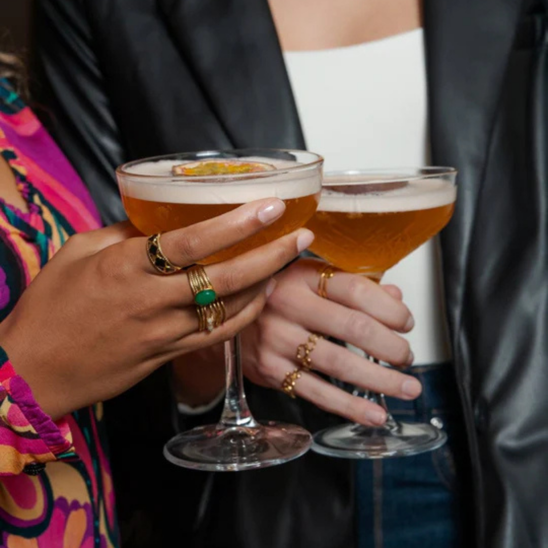 Goudkleurige ring met zwarte klavertjes