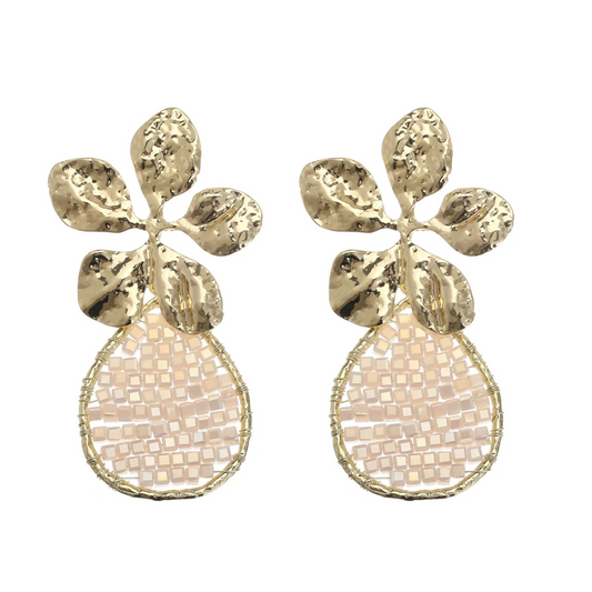 Bloem oorbellen goud met kraaltjes beige