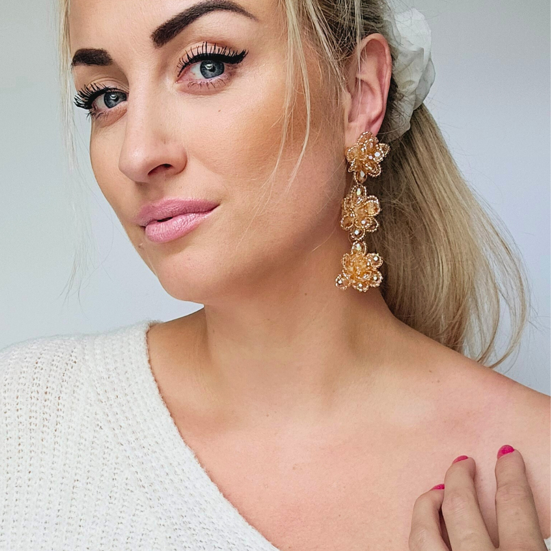 Drie beige bloem statement oorbellen