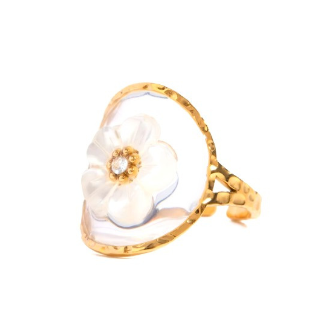 Gouden ring met bloem en steentje