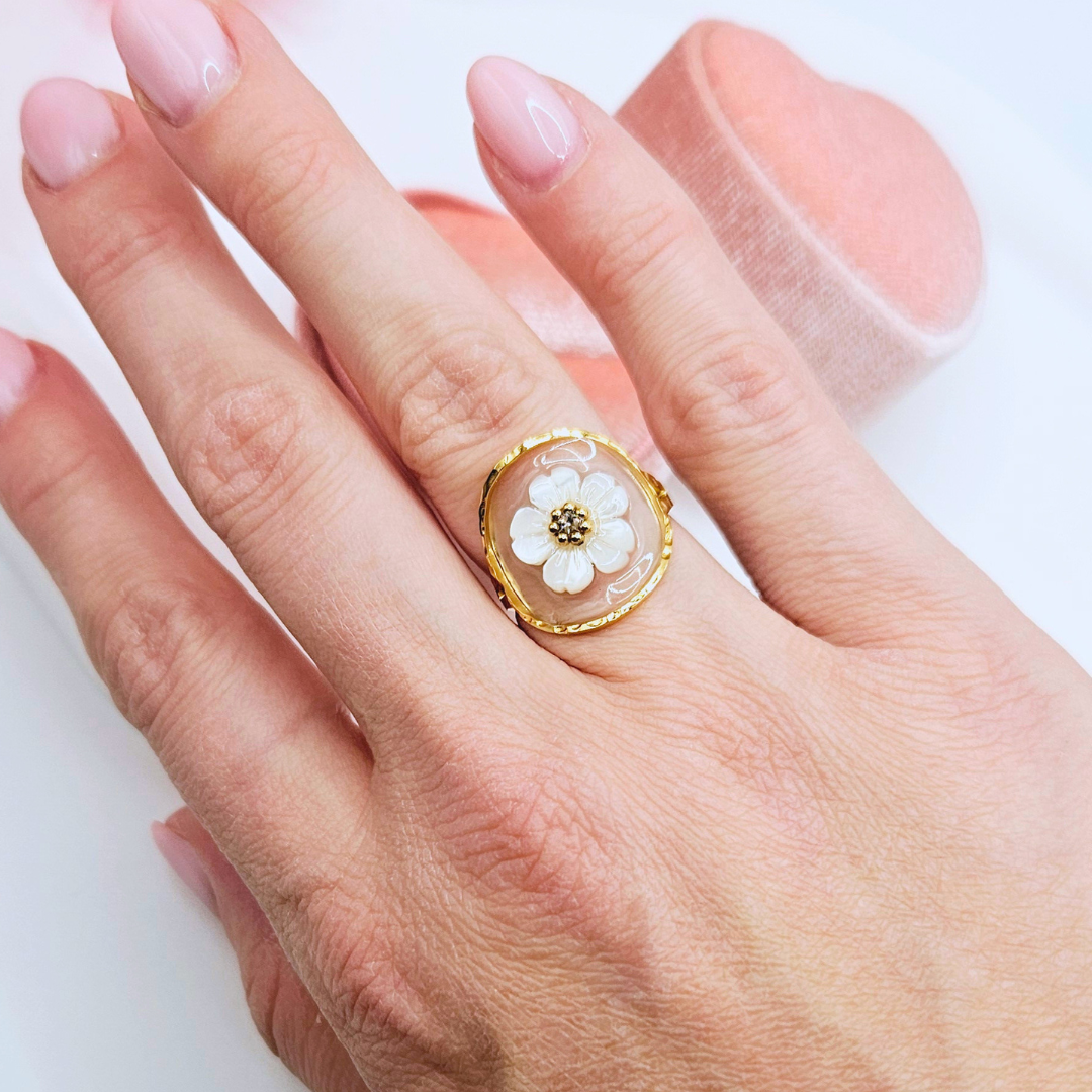 Gouden ring met bloem en steentje