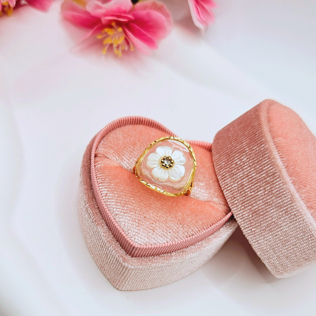 Gouden ring met bloem en steentje