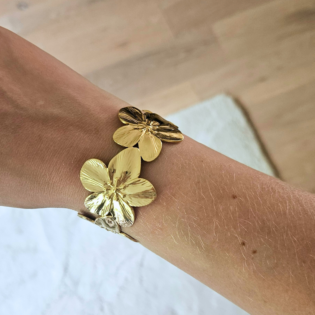 Trendy flower armband
